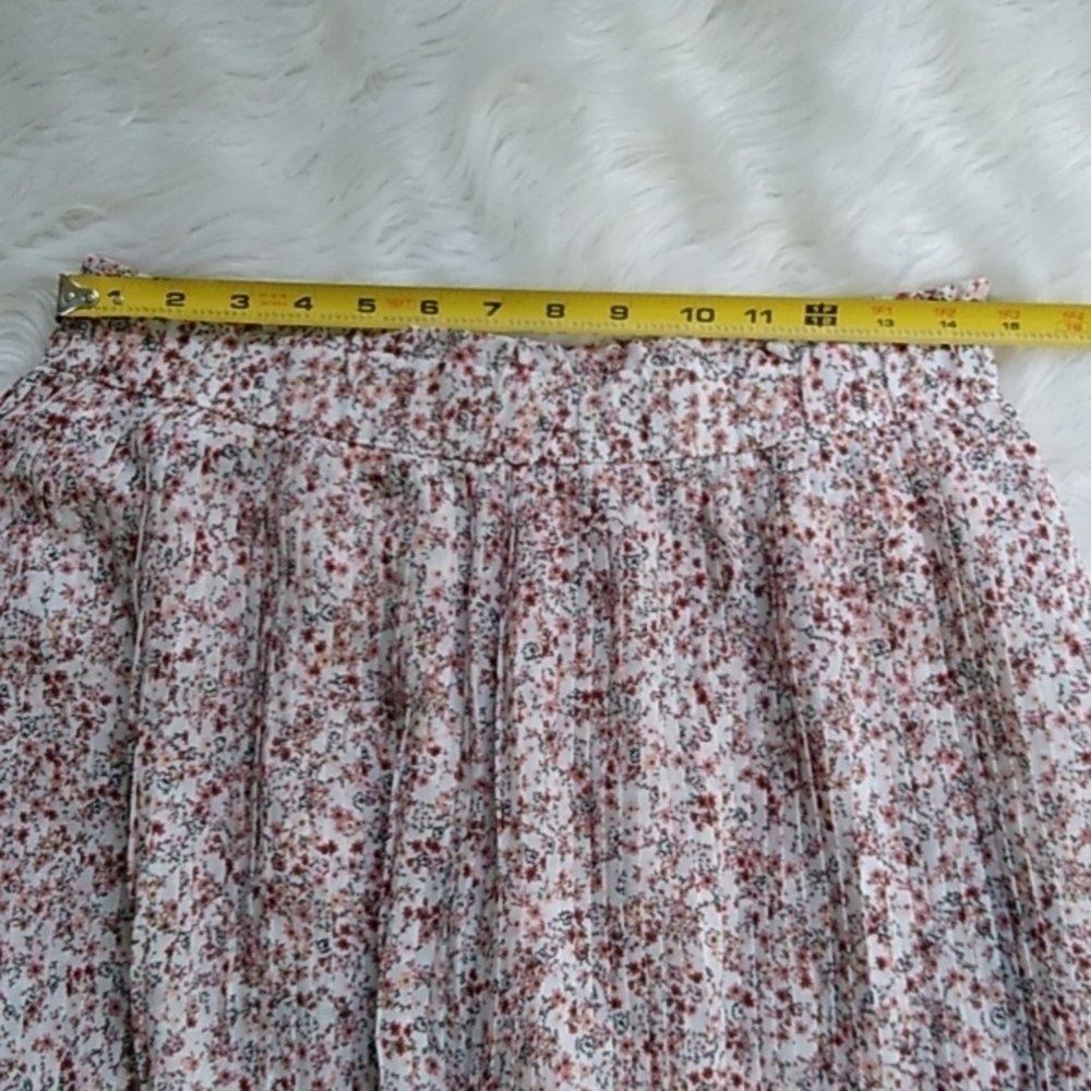 Loft High Waisted Floral Pleated Shorts - Picture 13 of 15
